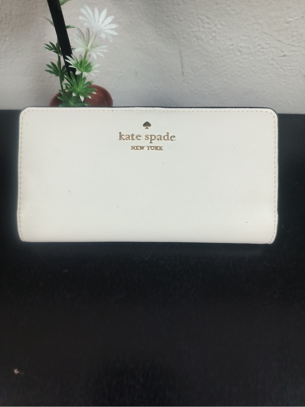 kate spade white zip-around Saffiano logo wallet